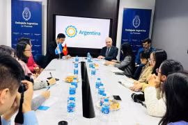 Новоназначенный посол Аргентины во Вьетнаме Маркос А. Беднарски проводит встречу с представителями прессы в Ханое 10 декабря. (Фото: ВИA)