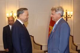 Генеральный секретарь ЦК Коммунистической партии Вьетнама (КПВ), президент государства То Лам (слева) встречается с национальным секретарем Французской коммунистической партии (ФКП) Фабьеном Русселем в Париже 7 октября. (Фото: ВИA)