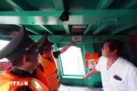Пограничники на пограничной заставе Катло проверяют устройство VMS на рыболовецкой лодке семьи Нгуен Тхань Лой в 12-м квартале, город Вунгтау, провинция Бариа-Вунгтау. (Фото: ВИA)