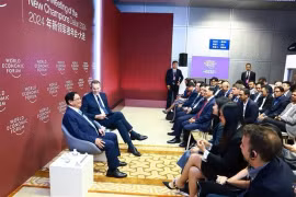 Премьер-министр Фам Минь Тьинь и другие участники диалога в городе Далянь, Китай, 25 июня. (Фото: ВИA)