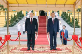 Президент Вьетнама То Лам (справа) и Президент России Владимир Путин слушают государственные гимны двух стран (Фото: ВИA)