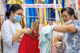 Женщины выбирают аозай в магазине. (Фото: phunuvietnam.vn)