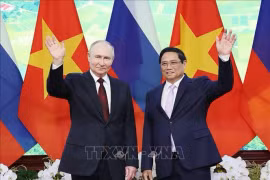 Премьер-министр Фам Минь Тьинь (справа) и Президент России Владимир Путин. (Фото: ВИA)