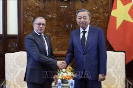 Президент То Лам (справа) принимает посла Колумбии во Вьетнаме Мигеля Анхеля Родригеса Мело. (Фото: ВИA)