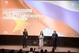 Директор Департамента международного сотрудничества Министерства культуры, спорта и туризма Вьетнама Нгуен Фыонг Хоа (в центре) на церемонии открытия (Фото: ВИА) 
