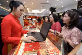 В ювелирном магазине, принадлежащем золотой компании Bao Tin Minh Hai (Фото: ВИA)
