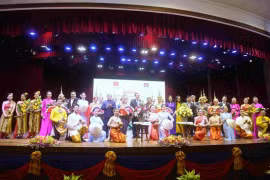 Шоу в рамках Недели культуры Вьетнама в Камбодже 2024. (Фото: ВИA)