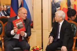 Генеральный секретарь партии Нгуен Фу Чонг (справа) принимает председателя Коммунистической партии Российской Федерации Геннадия Зюганова в Москве 8 сентября 2018 года. (Фото: ВИA)