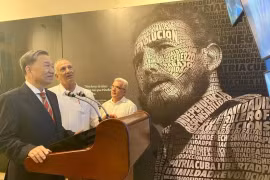 То Лам осматривает Центр Фиделя Кастро в Гаване в рамках своего официального визита на Кубу в качестве министра общественной безопасности. (Фото: ВИA)