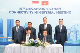  Представители компании Enterprise Singapore и Агентства иностранных инвестиций подписали решение о создании сингапурского подразделения в агентстве. (Фото: ВИA) 