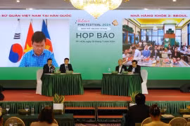 Представители газеты Tuoi tre и компании Saigontourist Group на пресс-конференции, посвященной объявлению о проведении фестиваля "Вьетнам Фо" в 2024 году. (Фото: ВИA)