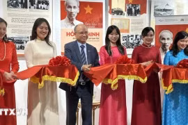 Посол Вьетнама во Франции Динь Тоан Тхань (третий слева) и другие делегаты перерезают ленточку на открытии выставки (Фото: ВИА) 