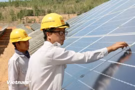 Установка солнечной энергосистемы на крыше (Фото: VietnamPlus)