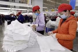 Рабочие производят одежду на экспорт на фабрике Tinh Loi Garment Co. Ltd в провинции Хайзыонг. (Фото: ВИА) 