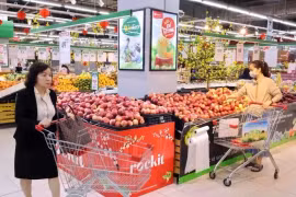 Потребители делают покупки в супермаркете Winmart в Ханое. (Фото: ВИA)