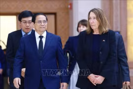 Премьер-министр Фам Минь Тьинь (слева) и председатель Сената Австралии Сью Лайнс в Ханое 24 июля. (Фото: ВИA)