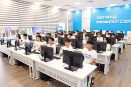3 мая в Ханое Национальный инновационный центр Вьетнама (NIC) и компания Samsung Vietnam официально объявили о начале программы развития технологических талантов под названием «Инновационный кампус Samsung (SIC)» на 2023-2024 учебный год. (Фото: газета «Нянзян») 