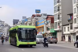 Ханой запускает дополнительные маршруты электробусов, чтобы сократить выбросы парниковых газов в окружающую среду. (Фото: ВИA)