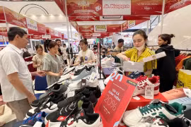 Люди делают покупки в торговом центре Aeon Mall Long Bien в Ханое (Фото: ВИA)