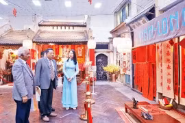 Посетители в императорской цитадели Тханглонг в Ханое (Фото: nhandan.vn) 