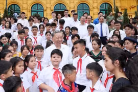 Президент государства То Лам и ученики. (Фото: ВИA)