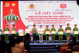 Выдающиеся местные коллективы и отдельные личности награждаются почетными грамотами Министерства общественной безопасности и председателя Народного комитета провинции Нгеан на мероприятии. (Фото: ВИA)