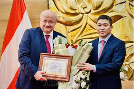 Председатель СОДВ Фан Ань Шон вручает памятную медаль послу Австрии во Вьетнаме Хансу-Петеру Гланцеру. (Фото: ВИА) 