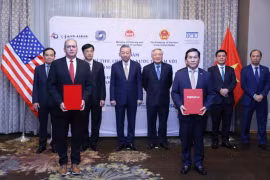 Динь Вьет Фыонг, генеральный директор компании Vietjet (в первом ряду справа) и Джозеф Витулли, представитель Honeywell Aerospace Technologies (в первом ряду слева), обмениваются соглашениями о сотрудничестве в присутствии генерального секретаря партии, президента То Лама во время его поездки в США (Источник: Vietjet)