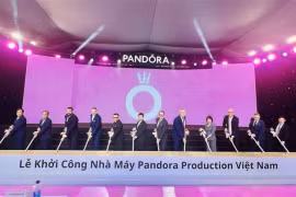 На церемонии закладки первого камня ювелирного завода Pandora Production Vietnam во Вьетнамо-Сингапурском индустриальном парке III (VSIP III) в городе Тануйен южной провинции Биньзыонг 16 мая. (Фото: ВИA)