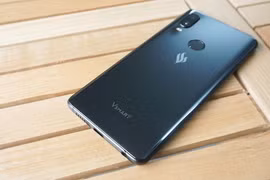 Смартфон Vsmart вьетнамского производства. (Фото: CellphoneS)