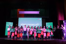 Организаторы вручили призы группам - победителям. (Фото: Vietnam +)