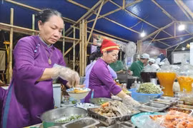 В 71 киоске у гурманов есть возможность насладиться изысканным вкусом традиционных блюд Хюэ и познакомиться с квинтэссенцией блюд трех регионов страны. (Фото: ВИA).