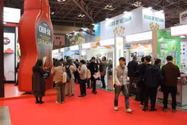 Модель бутылки с соусом чили Chinsu от Masan Group Corp на выставке (Фото: ВИА) 