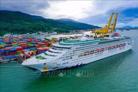 Пятизвездочный лайнер Dream Cruise, вмещающий более 2016 пассажиров, прибыл в порт Тьенща. (Фото: ВИA).