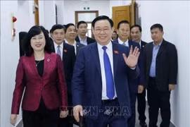 Председатель НС Выонг Динь Хюэ посещает Министерство здравоохранения 20 февраля. (Фото: ВИA)