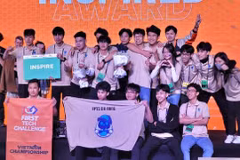 Члены команды FPT3DN.Robotown из Дананга на соревнованиях по робототехнике FIRST® Tech Challenge (FTC) Vietnam 2023-2024 (Фото: laodong.vn) 