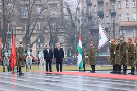 Премьер-министр Венгрии Виктор Орбан (справа) и премьер-министр Вьетнама Фам Минь Тьинь на церемонии официального приветствия последнего в Будапеште 18 января днем (Фото: ВИA) 