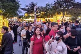 Хойан принимает десятки тысяч посетителей в новогодние праздники (Фото: tienphong.vn)