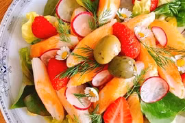 Из клубники можно приготовить вкусные салатные миксы с другими фруктами и овощами. (Фото: cookpad.vn)