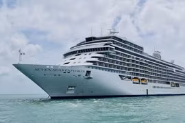 Круизное судно Seven Seas Explorer причаливает в порту Нячанга. (Изображение: laodong.vn) 
