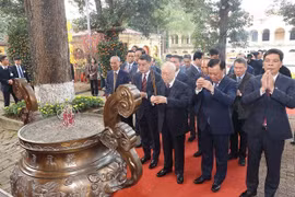 Генеральный секретарь партии Нгуен Фу Чонг (на переднем плане в центре) и другие официальные лица возжигают благовония во дворце Киньтхиен в императорской цитадели Тханглонг 13 февраля (Фото: ВИA)