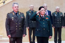 Министр обороны России Сергей Шойгу и министр обороны Вьетнама Нго Суан Лить на официальной феремонии встречи. (Фото: Чан Хиеу/ВИА)