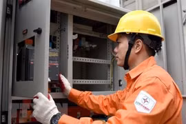 Сотрудник Hanoi Power Corporation, входящий, электроэнергетическую корпорацию Вьетнама (EVN), проверяет электрооборудование (Фото: ВИА)