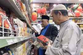 Покупатели в магазине халяльных продуктов в городе Хошимин. (Фото: ВИА)