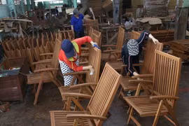 Рабочие компании Tai Phuoc в Биньдинь полируют деревянные стулья (Фото: ВИА)