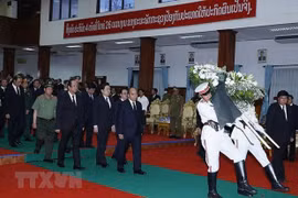 Высокопоставленная делегация КПВ и правительства во главе с премьер-министром Нгуеном Суан Фуком принимает участие в государственных похоронах бывшего члена Политбюро, бывшего премьер-министра Лаоса и бывшего председателя Центрального комитета Фронта наци