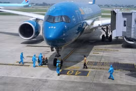 Первый международный рейс во Вьетнам, выполняемый Vietnam Airlines, приземлился в международном аэропорту Нойбай 25 сентября после того, как была взята под контроль вторая волна вспышки COVID-19. (Фото: Vietnam Airlines)