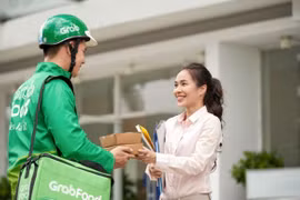 Сервис быстрой доставки еды GrabFood продолжает работать во всех городах, кроме Дананга. (Фото: Grab)