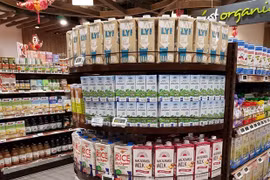Вьетнамские молочные продукты для продажи в супермаркете (Фото: ВИА)