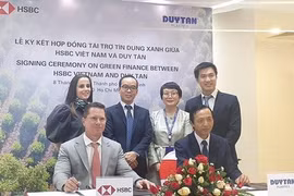 На церемонии подписания (Фото: bizlive.vn)